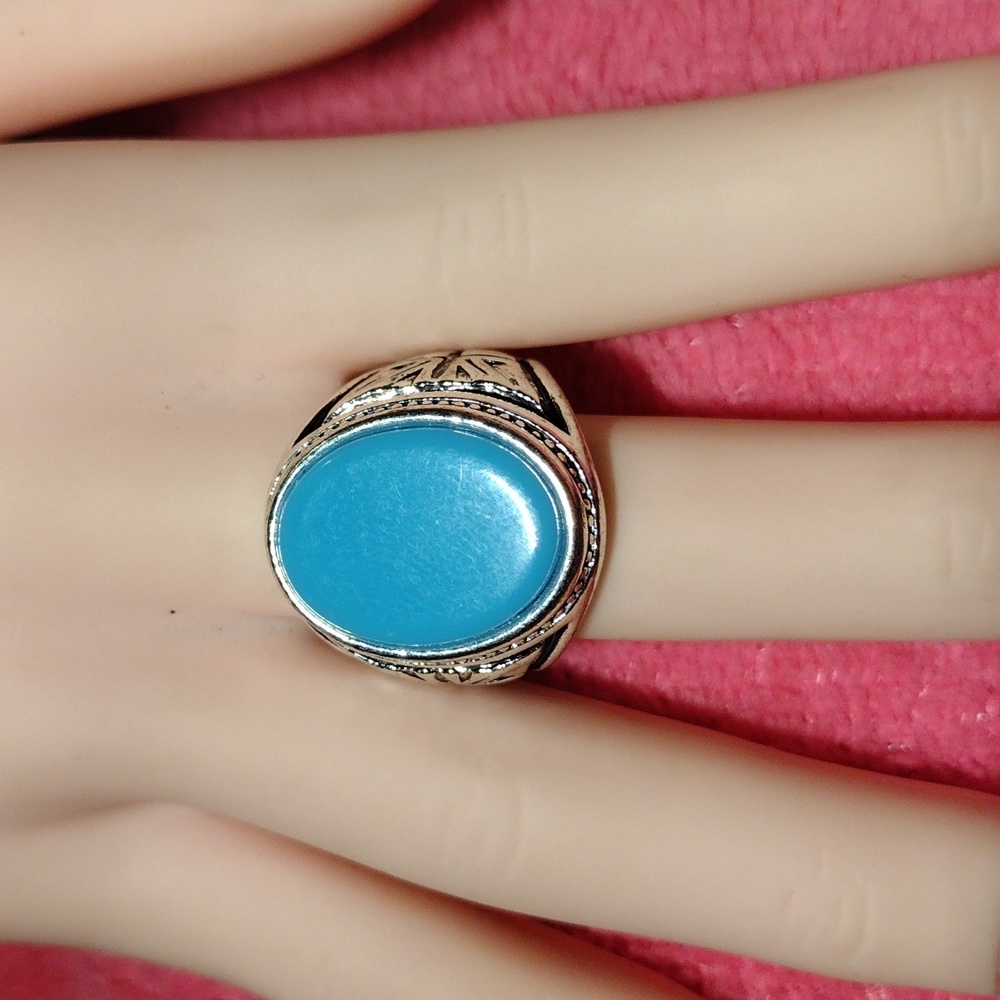 Size 7,Silver metal alloy ring w/a turquoise colored Stone.